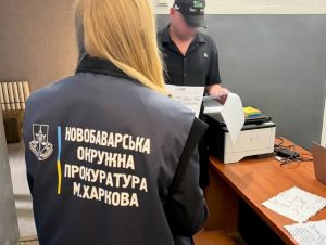 У Харкові на лаві підсудних опиниться ексспівробітник територіального центру комплектування, якого звинувачують у отриманні $4,500 за сприяння ухиленню від мобілізації