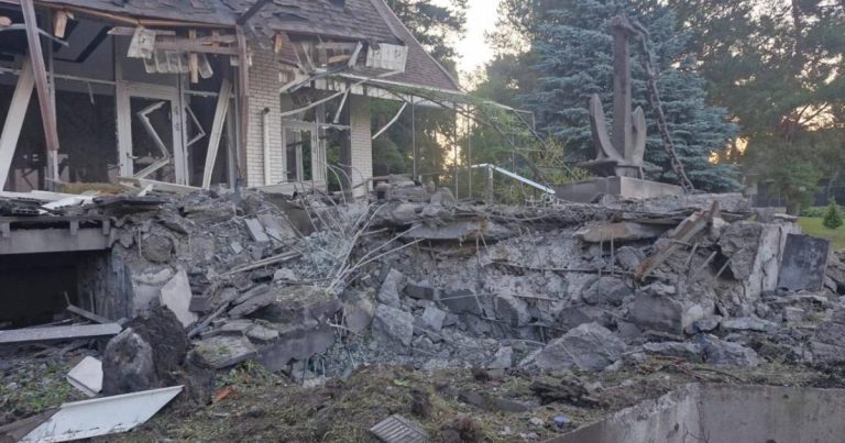 У Харкові обстріл знищив приватні будинки, одна жінка загинула