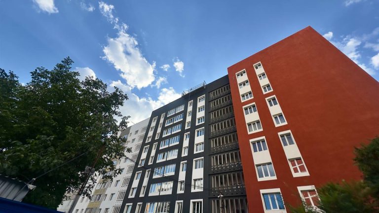 У Харкові почали відбудовувати багатоповерхівку, пошкоджену під час обстрілів