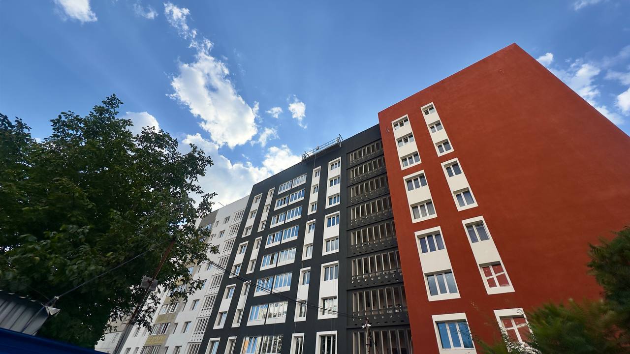 У Харкові почали відбудовувати багатоповерхівку, пошкоджену під час обстрілів