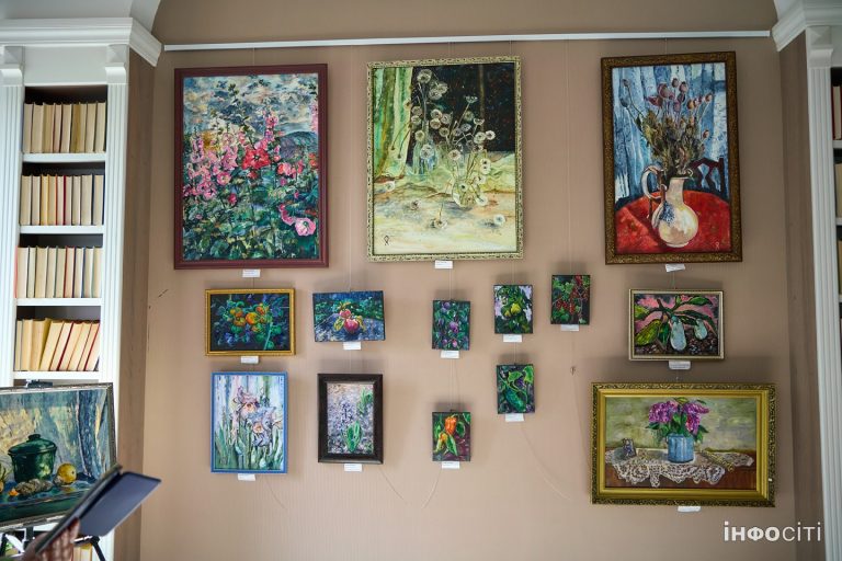 У Харкові презентували виставку живопису «Зібране світлом»: світлини з відкриття