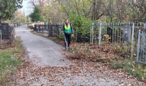 У Харкові прибирають кладовища — знімки