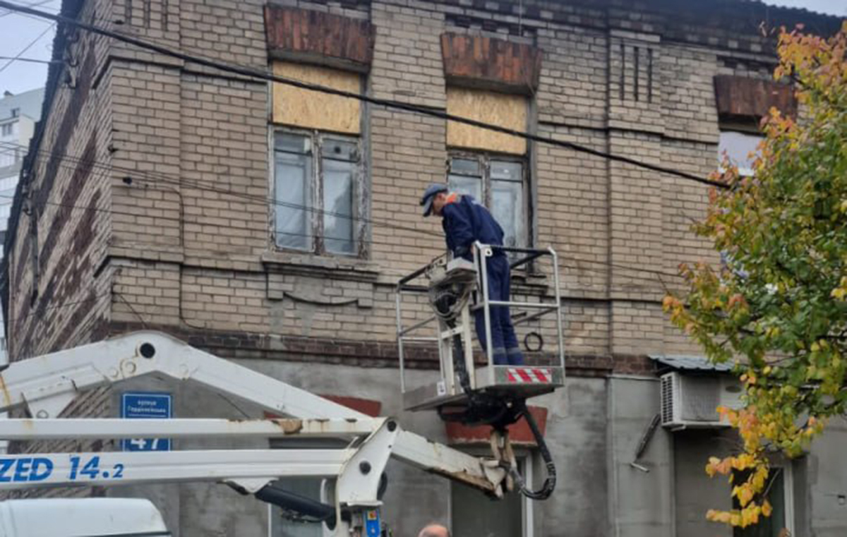 У Харкові прибирають руйнування після учорашньої атаки