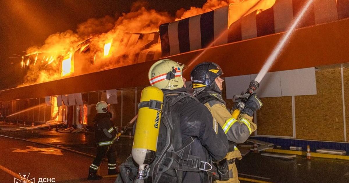 У Харкові троє рятувальників отримали поранення під час гасіння пожеж