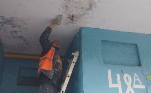 У Харкові тривають роботи з оновлення під'їздів у багатоповерхівках