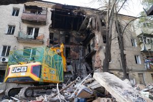 У Харкові тривають роботи з розбору завалів після обстрілу РФ житлового будинку в Холодногірському районі — фото