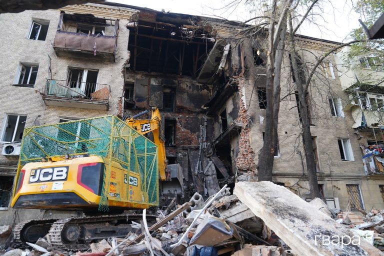 У Харкові тривають роботи з розбору завалів після обстрілу РФ житлового будинку в Холодногірському районі — фото