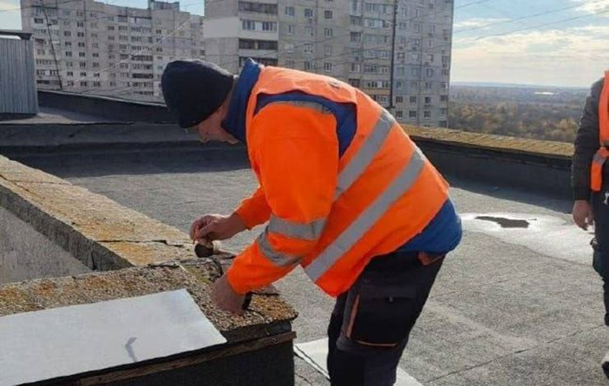 У Харкові відновлюють рулонні дахові покриття у житловому фонді