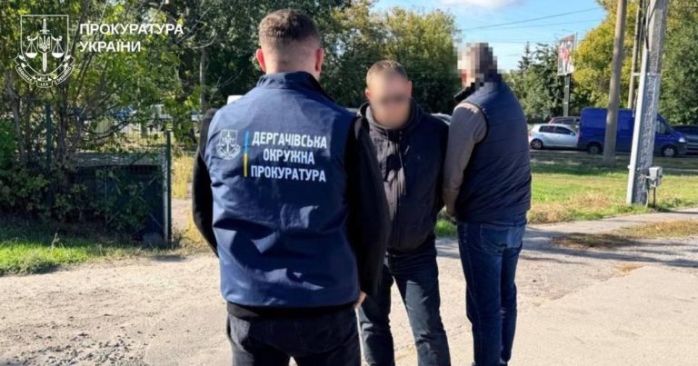 У Харкові затримали інструктора з водіння через хабар, прихований у коробці від ліків