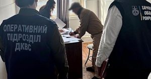 У Харкові затримали співробітника колонії з 700 доларами при собі