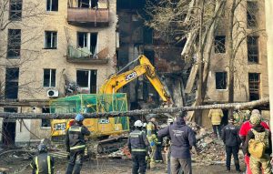 У Холодногірському районі Харкова тривають роботи з ліквідації наслідків обстрілу
