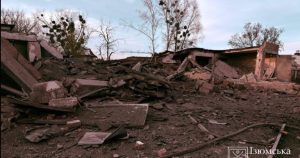 У Ізюмі рятувальники витягнули двох людей з-під завалів зруйнованого будинку