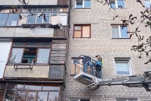 У Немишлянському районі усувають наслідки удару керованими авіабомбами (КАБ)