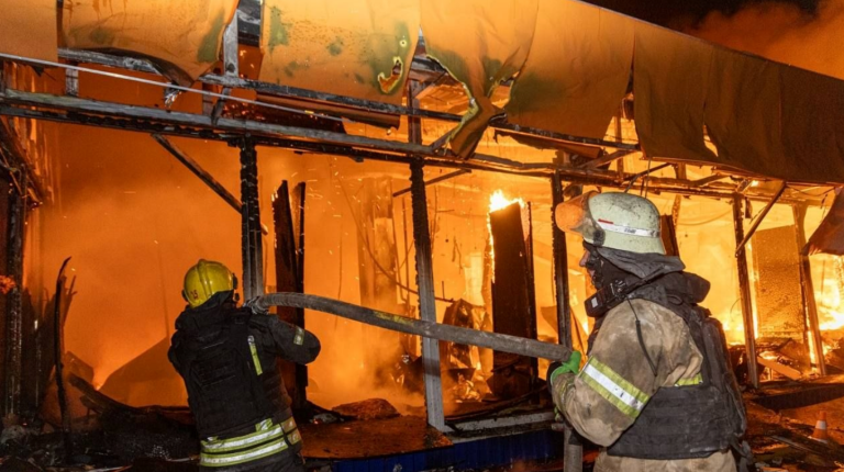 У місті Харкові через обстріл російських сил поранено трьох працівників аварійно-рятувальної служби