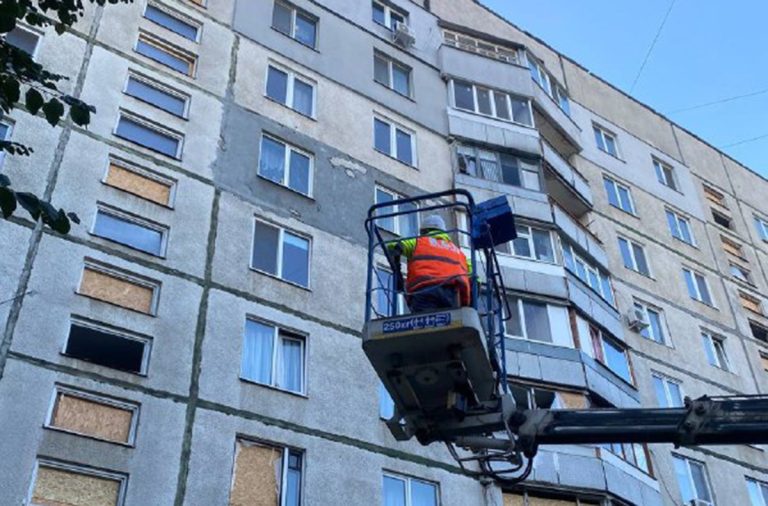 Внаслідок обстрілів у Харкові зачинено понад 140 вікон