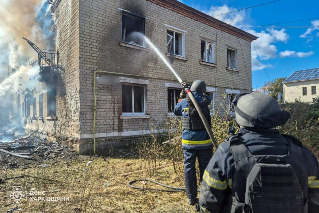 Наслідки обстрілу — пошкоджені балкони та дах