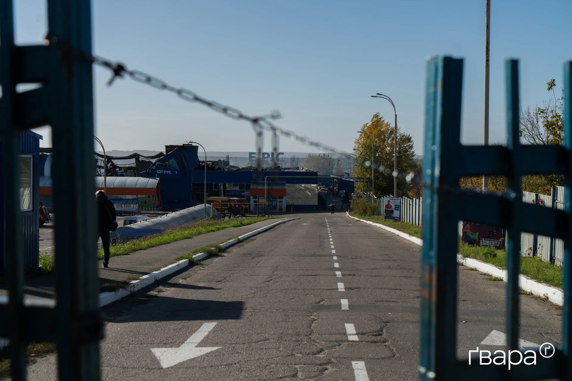 Обстріл торговельного центру у Основ’янському районі Харкова — фото