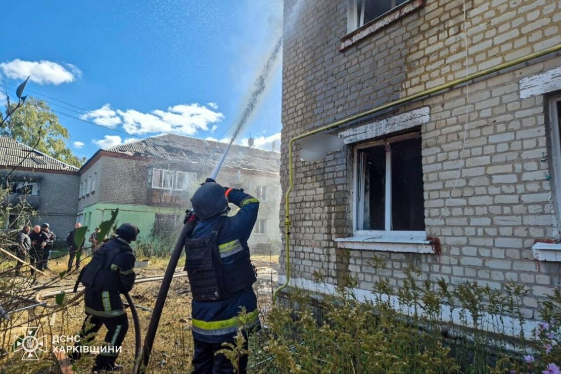 Гасіння пожежі після удару по житловому будинку