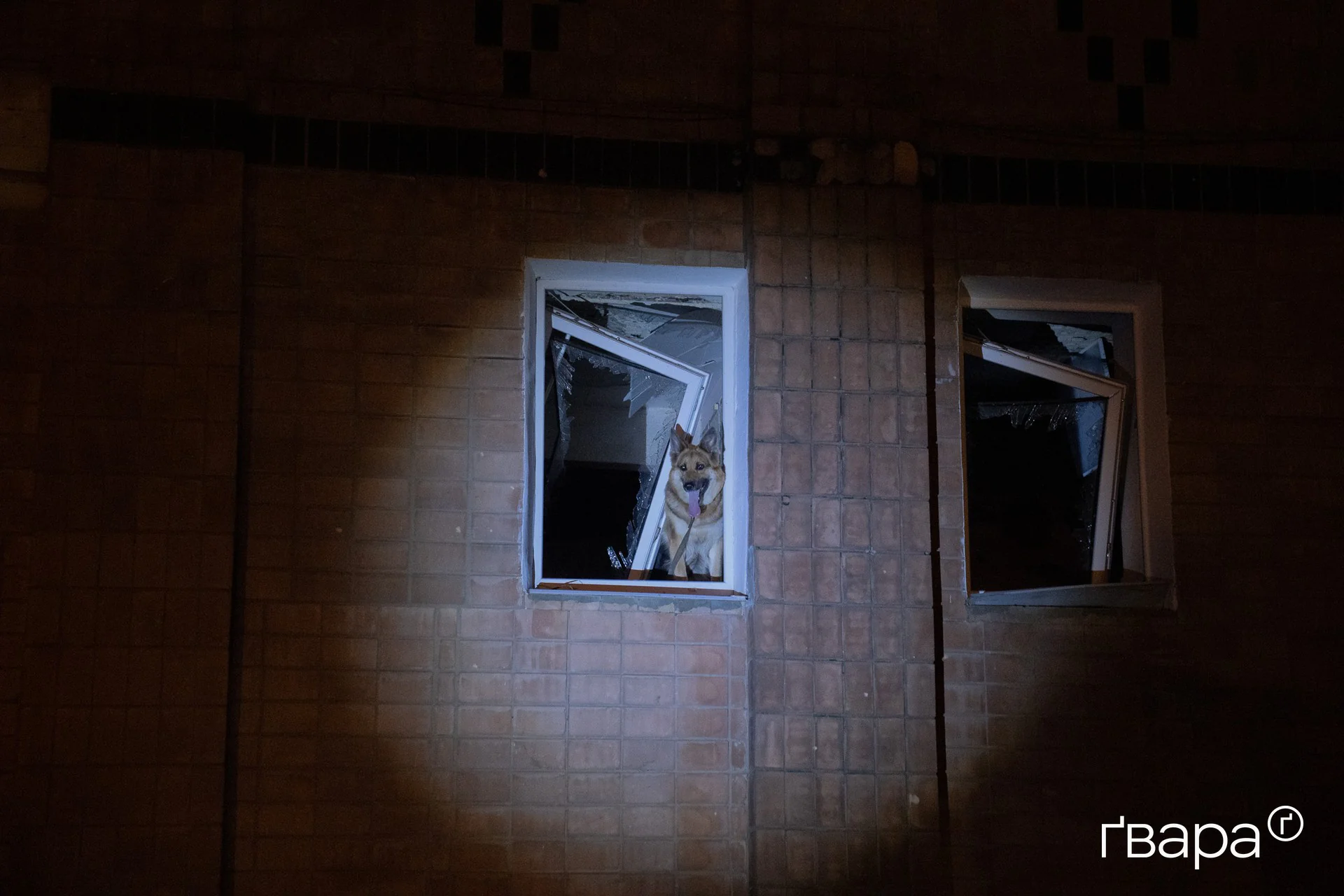 Пошкодження фасаду багатоповерхівки після обстрілу