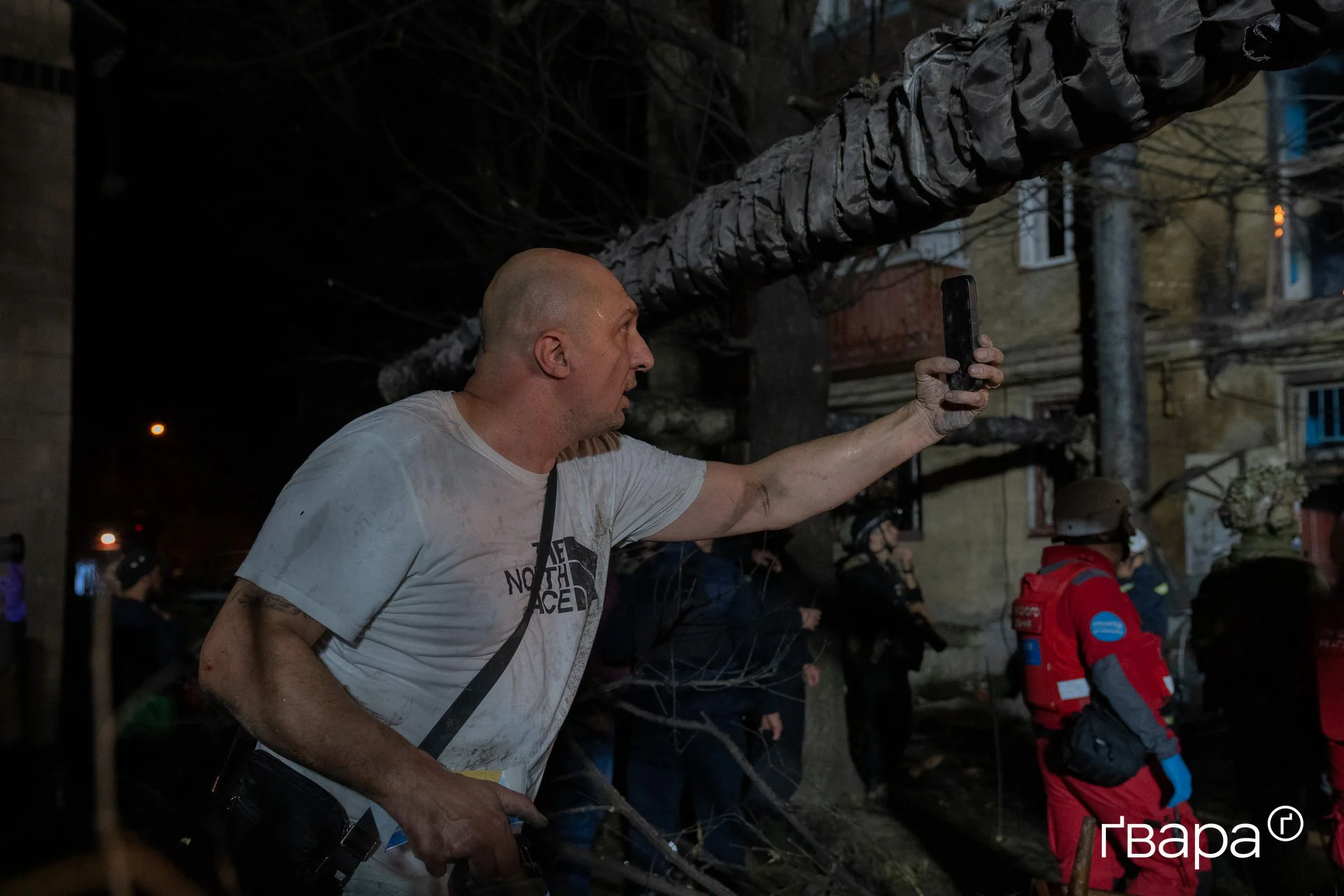 Місцевий житель на місці влучання ракети у Холодногірському районі