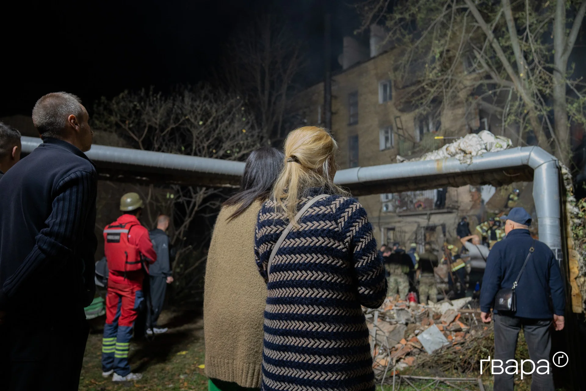 Пожежа та пошкодження автівок після ударів у місті