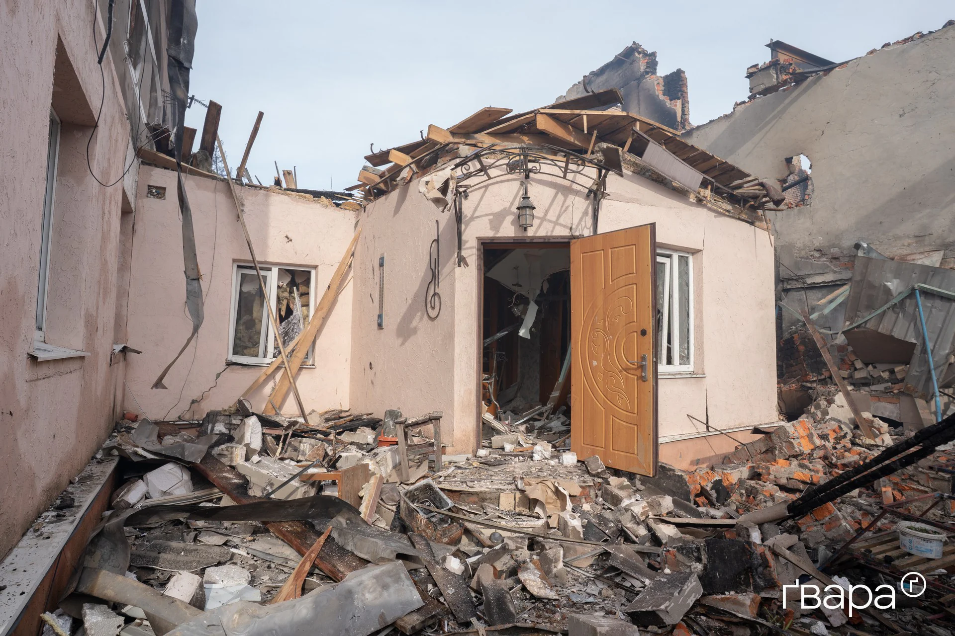 Наслідки влучання по Основ’янському району Харкова 28 жовтня — територія поштового відділення