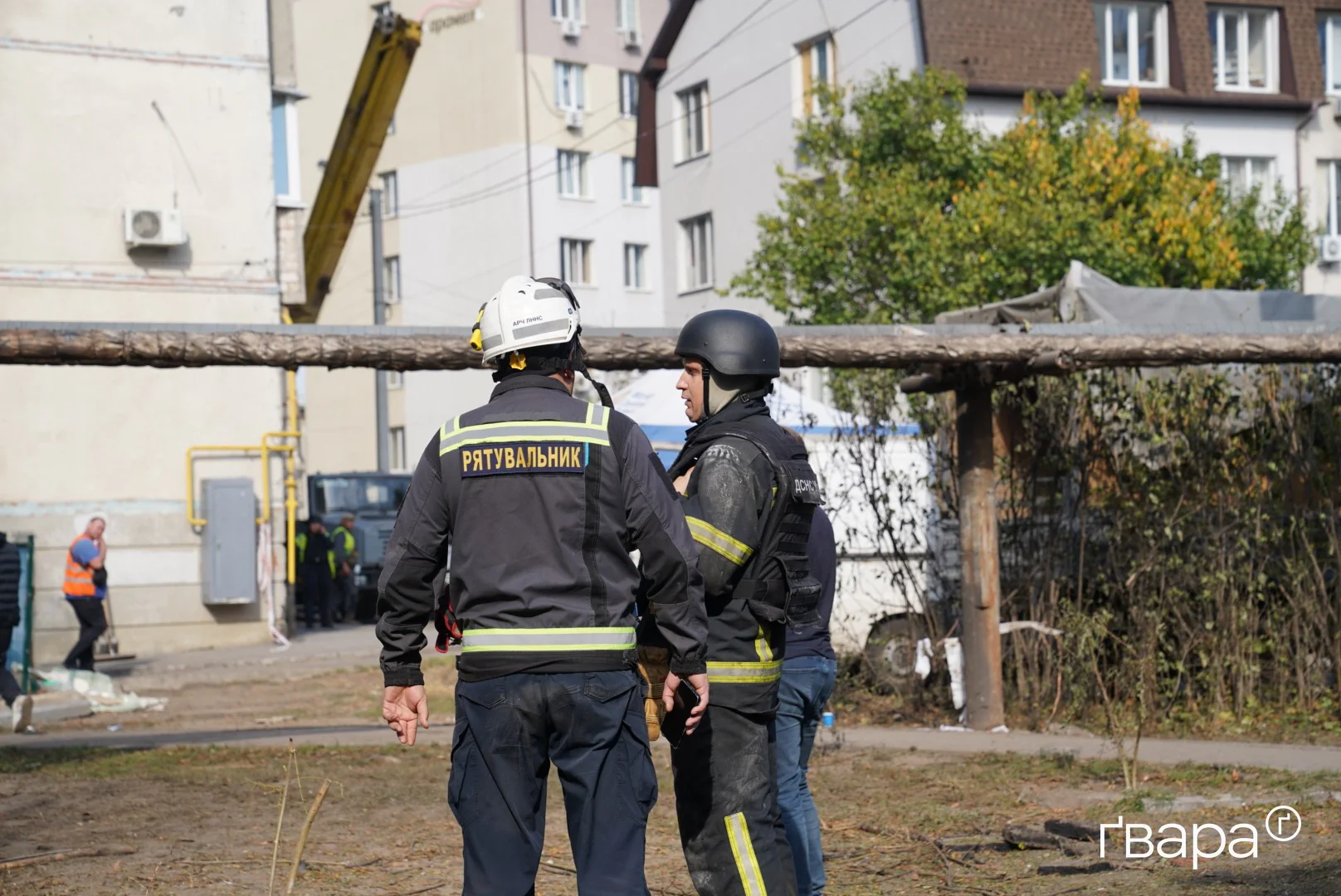зображення до посту: У Харкові продовжують розбирати завали після удару РФ по будинку в Холодногірському районі  — фото