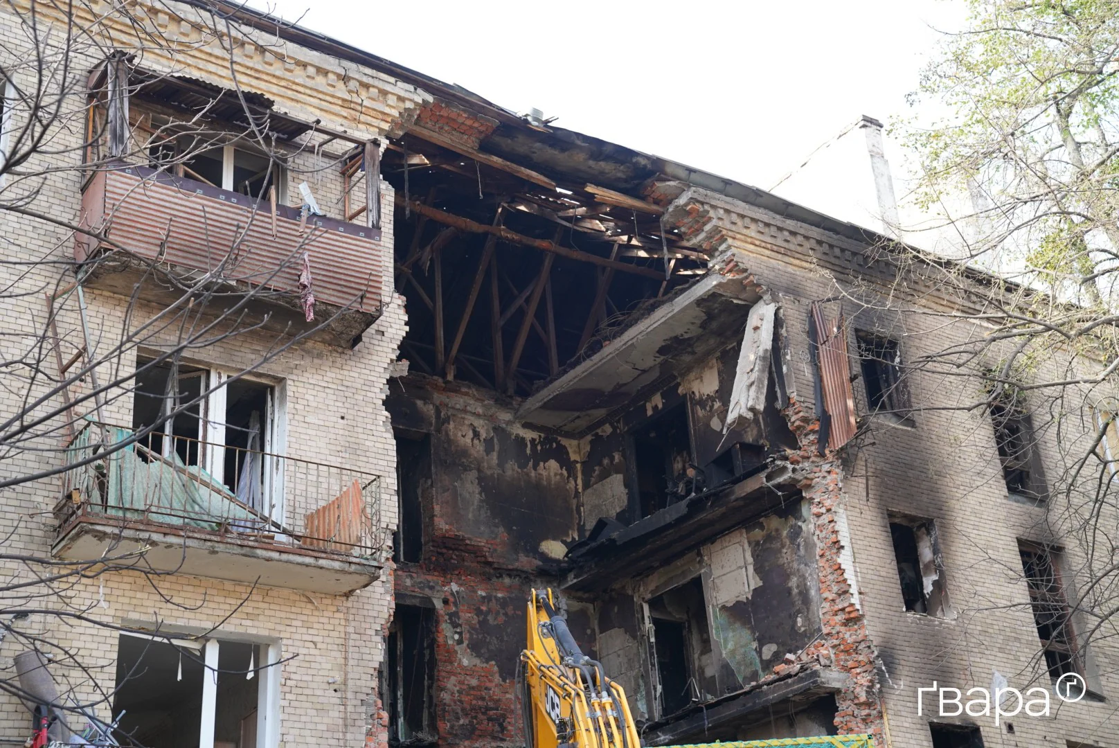 зображення до посту: У Харкові продовжують розбирати завали після удару РФ по будинку в Холодногірському районі  — фото