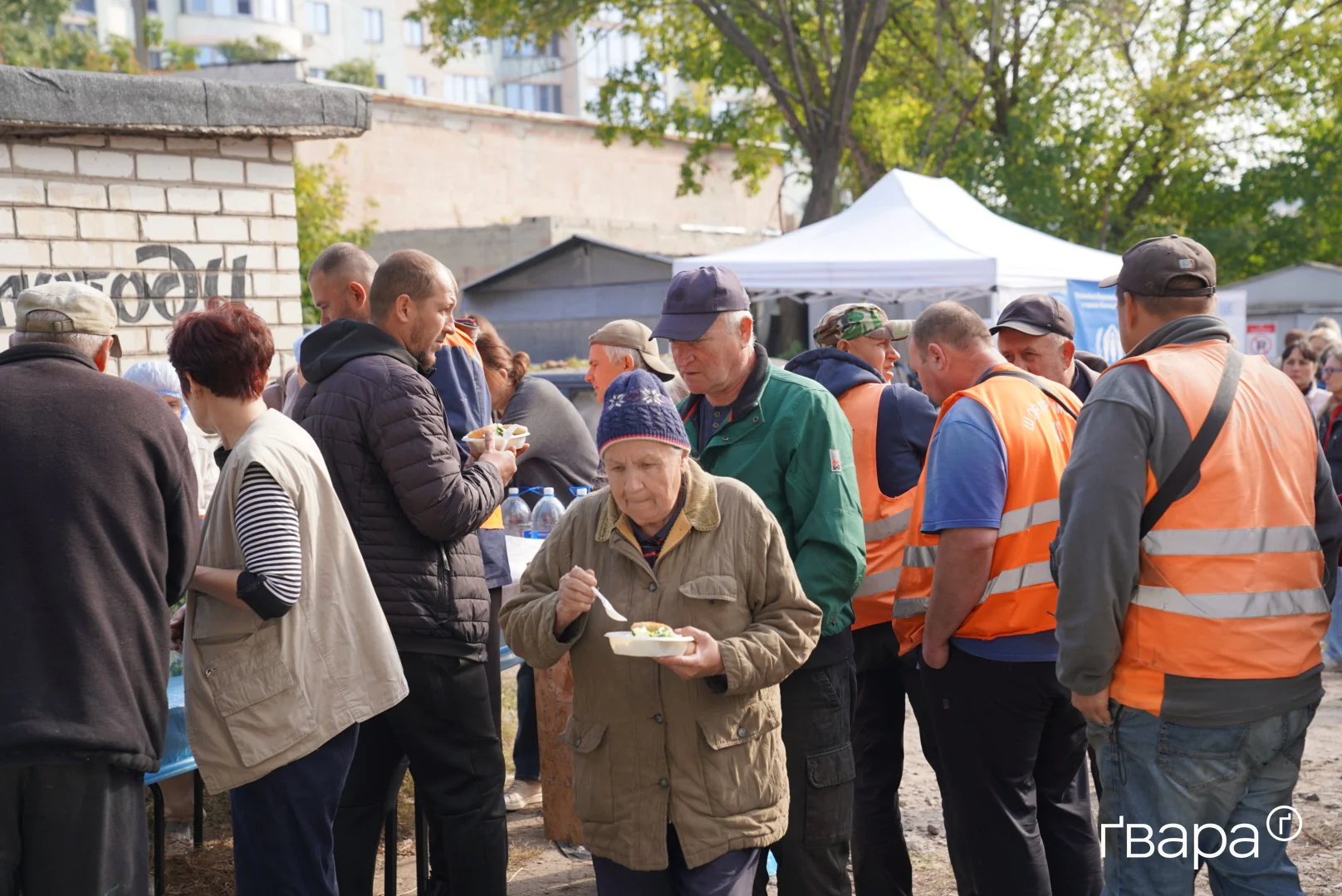 зображення до посту: У Харкові продовжують розбирати завали після удару РФ по будинку в Холодногірському районі  — фото