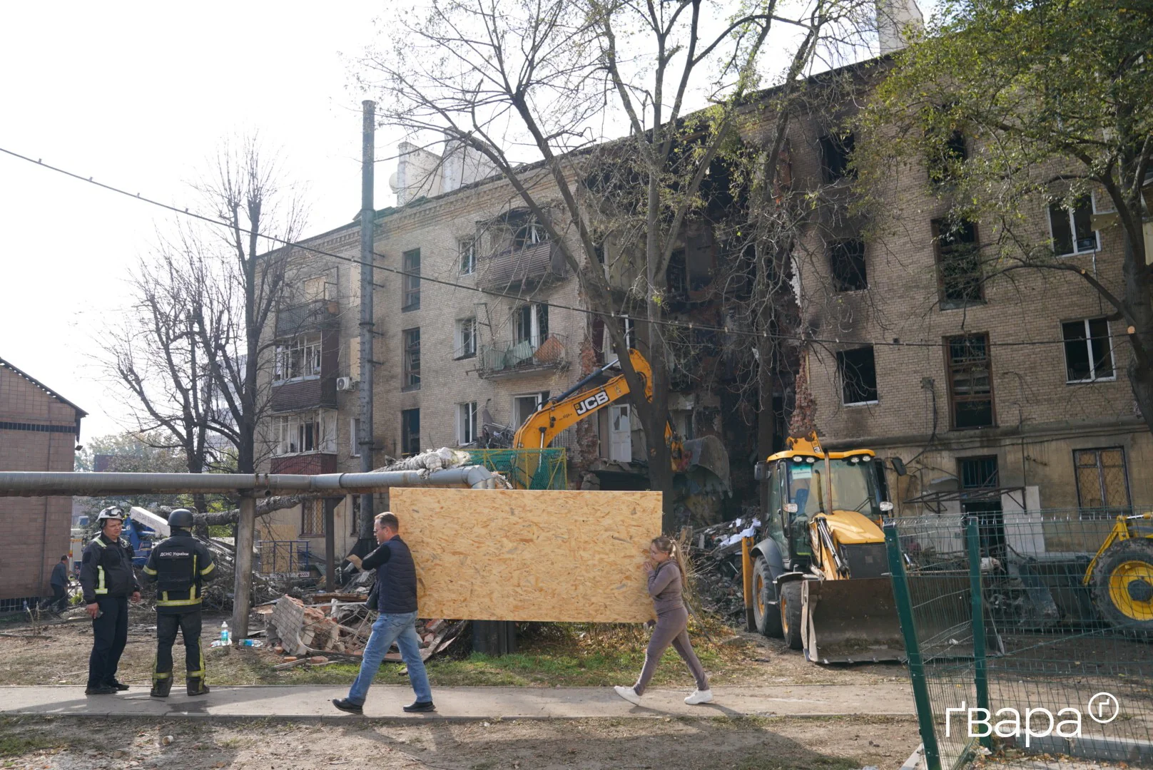 зображення до посту: У Харкові продовжують розбирати завали після удару РФ по будинку в Холодногірському районі  — фото