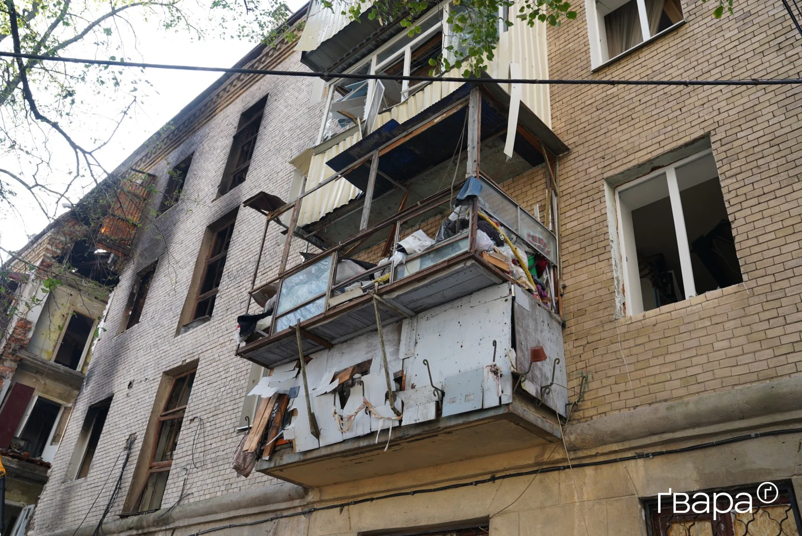 зображення до посту: У Харкові продовжують розбирати завали після удару РФ по будинку в Холодногірському районі  — фото