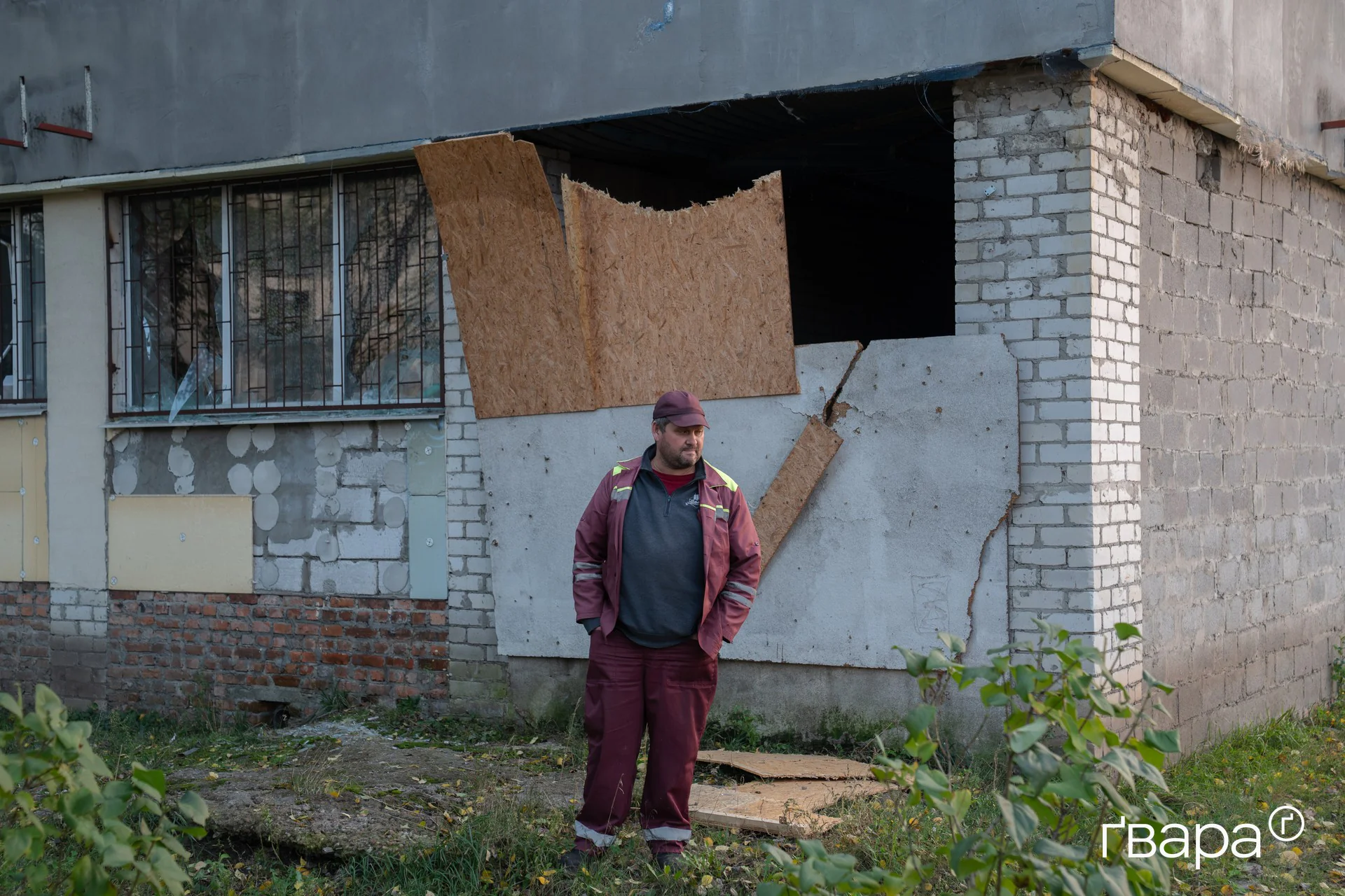 Фото наслідків обстрілу в Новобаварському районі