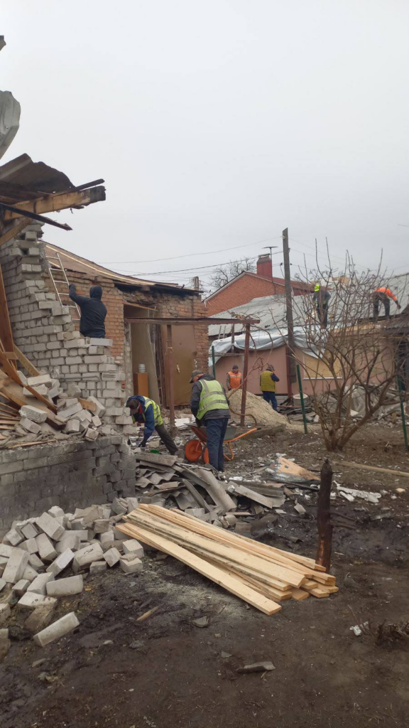 Волонтери і рятувальники допомагають мешканцям