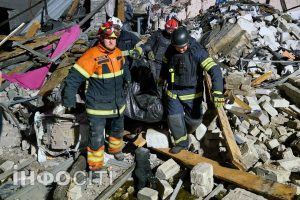 У Харкові ліквідовують наслідки авіаударів РФ (фото)