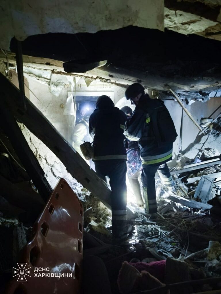 На Харківщині рятувальники ДСНС деблокували з-під завалів жінку