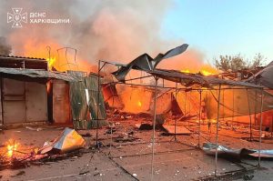 В Ізюмі після ударів спалахнули ринок і житлові будинки