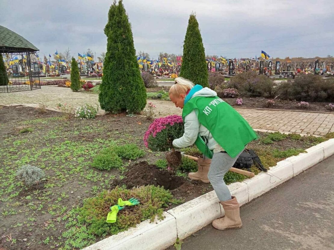 У Харкові наводять лад на місцях поховань (фото)