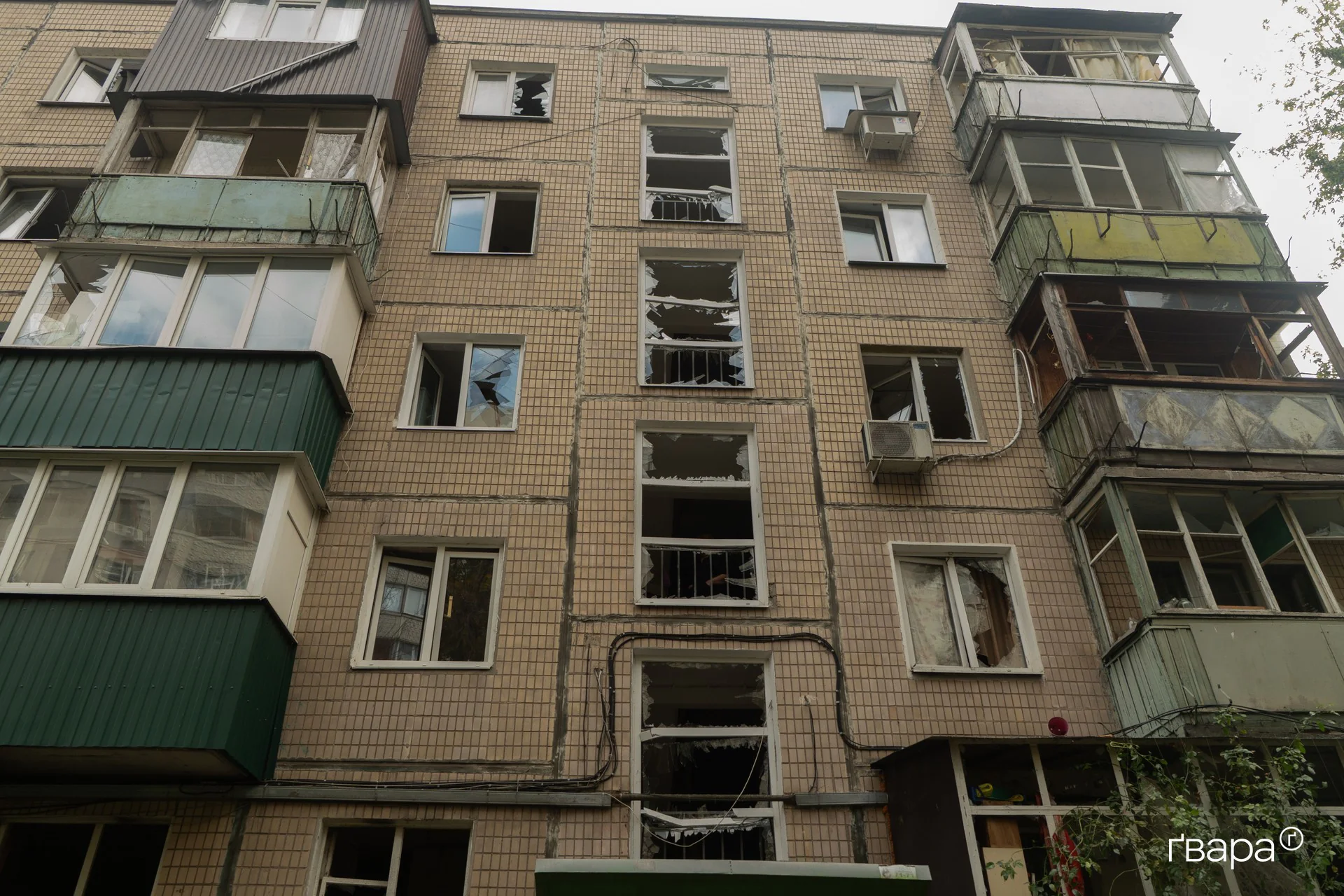 Російський удар поряд з п’ятиповерхівкою у Слобідському районі Харкова — фото